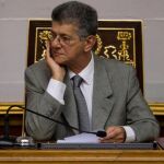 El presidente de la Asamblea Nacional de Venezuela Henry Ramos Allup escucha la discusión de los diputados en el hemiciclo.