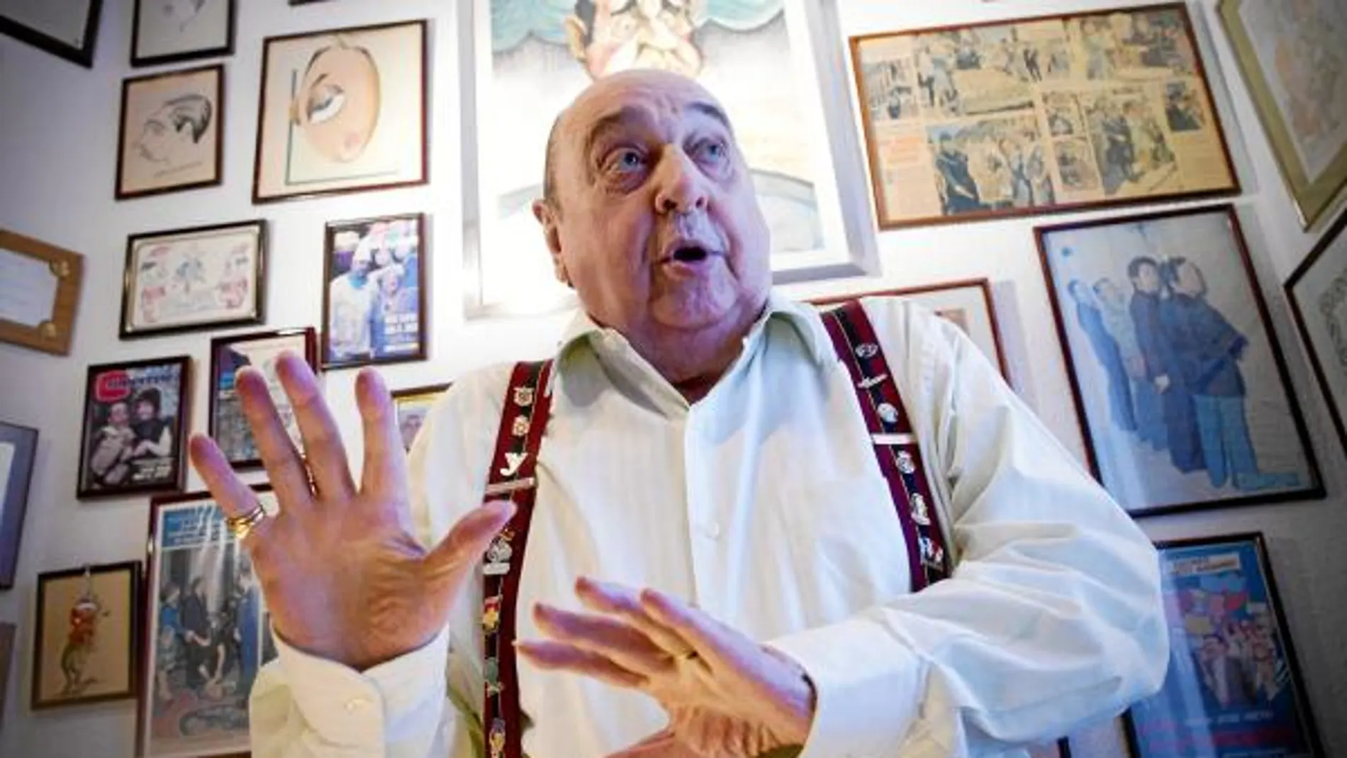 Juanito Navarro en su casa, rodeado de una colección de dibujos y caricaturas