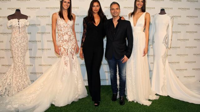 La top model Irina Shayk con el director creativo de Pronovias, Hervé Moreau