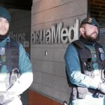 Agentes de la Guardia Civil custodian la sede de Acuamed el pasado enero por orden del juez Eloy Velasco