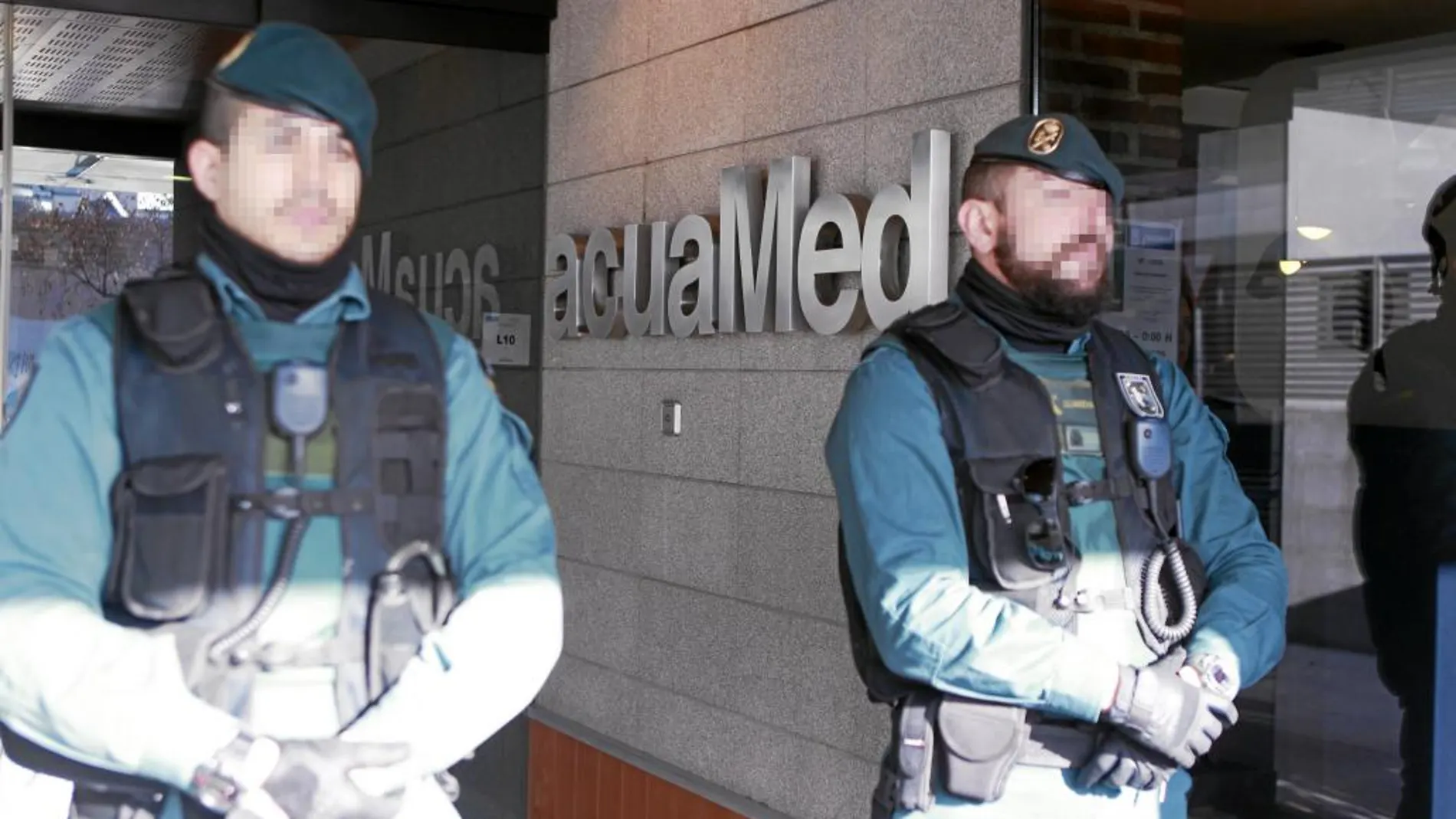 Agentes de la Guardia Civil custodian la sede de Acuamed el pasado enero por orden del juez Eloy Velasco