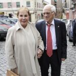 Lina Morgan con el padre Angel, en una imagen de archivo