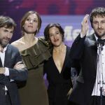 El director Raúl Arévalo (d), acompañado por los actores Antonio de la Torre (i) y Ruth Díaz (2i), tras recibir el premio al mejor Largometraje de Ficción y Animación, por la película "Tarde para la ira"