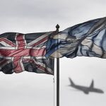 Vista de la bandera nacional del Reino Unido y la bandera de Escocia ondeando
