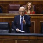 El ministro de Hacienda, Cristóbal Montoro, durante su intervención en la sesión de control al Gobierno.