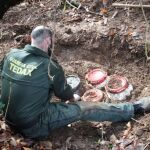 Un experto en desactivación de explosivos de la Guardia Civil, Tedax, durante la labor de investigación