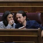 Pablo Iglesias e Irene Montero conversan durante la sesión de control al Gobierno, en el Congreso de los Diputados.