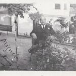 Aleixandre dedicó esta fotografía a un amigo en el que él aparece sentado en el patio de su casa