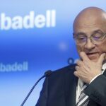 El presidente del Banco de Sabadell, Josep Oliu, durante la presentación en Barcelona de los resultados del grupo correspondientes al ejercicio 2016