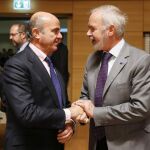 El ministro español en funciones de Economía, Luis de Guindos, estrecha la mano del presidente del Banco Europeo de Inversiones (BEI), Werner Hoyer, al inicio de la reunión de los ministros del Ecofin en Luxemburgo