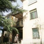 La vivienda, que pertenece a cinco herederos (en la imagen, su sobrina María Amaya Aleixandre) está en ruinas y en venta