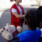 Los inmigrantes que seguían en un frontón aledaño al pabellón Rafael Florido de Almería, habilitado este fin de semana para acoger a unos 180 rescatados en el mar de Alborán al estar saturados los módulos del puerto de Almería, abandonan las instalaciones (Foto: Efe)