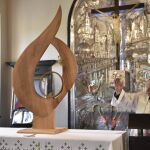 El presidente del Comité Organizador de la Jornada Mundial de la Juventud (JMJ), el cardenal de Cracovia Sanislaw Dziwisz, bendice el logo de madera de la JMJ 2016, en Carcovia