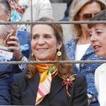 Arriba, la Infanta Elena que asistió en representanción de la Casa Real