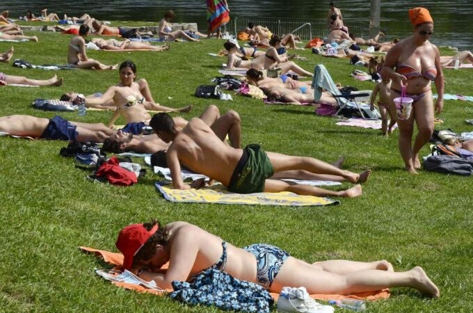 Imagen de archivo de varias personas toman el sol a la orilla del Miño, en Orense