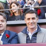 Michel, con Nuria González y Nieves Álvarez, a su espalda
