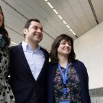 El candidato a la presidencia del PP-A, Juan Manuel Moreno, posa junto a la futura secretaria regional, Dolores Lopez (i), y a la futura vicesecretaria general, Virginia Perez, en presencia de Carlos Rojas