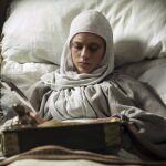 Fotografía facilitada por TVE de la actriz Michelle Jenner en una escena de la tercera temporada de la serie "Isabel"que concluye el próximo lunes.