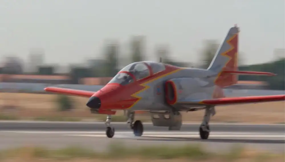 Momento del aterrizaje de uno de los aparatos de la Patrulla Águila