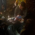 Imagen del manifestante herido en un ojo en el aeropuerto de El Prat. (AP Photo/Joan Mateu)