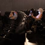 El regreso a las salas de cine se está produciendo de manera escalonada y con las medidas de seguridad pertinentes. La mascarilla es necesaria