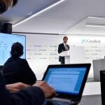 El presidente de Bankia, que será presidente ejecutivo de la nueva entidad, José Ignacio Goirigolzarri (d), y del consejero delegado de CaixaBank, que será consejero delegado de la nueva entidad, Gonzalo Gortázar (i), durante la rueda de prensa para presentar el acuerdo de fusión entre ambas entidades en Valencia este viernes. EFE/Bankia/Caixabank/David Campos *****SÓLO USO EDITORIAL </picture></a><div class=