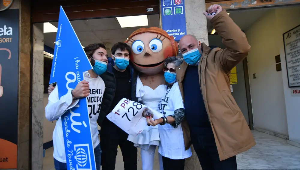 Loteros celebran `El Gordo´ con un muñeco en la administración de lotería situada en la plaza de la Pastoreta, 6, en la que se ha repartido parte del número `72.897´ correspondiente a 'El Gordo' de la Lotería de Navidad, en Reus, en Tarragona (España), a 22 de diciembre de 2020.22 DICIEMBRE 2020Laia Solanellas / Europa Press22/12/2020