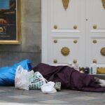 Imagen de archivo de un indigente durmiendo en las calles de Barcelona