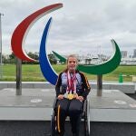 La nadadora burgalesa Marta Fernández posa con sus tres medallas en la Villa Paralímpica de Tokio