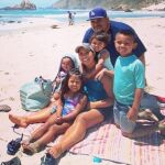 Daniel y Davy Macias con sus cuatro hijos. El bebé nació después de que ambos padres fueran hospitalizados por covid.