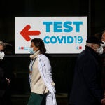 Cartel que indica la zona en la que se realizan los Test de Covid en el Hospital Clínico San Carlos.