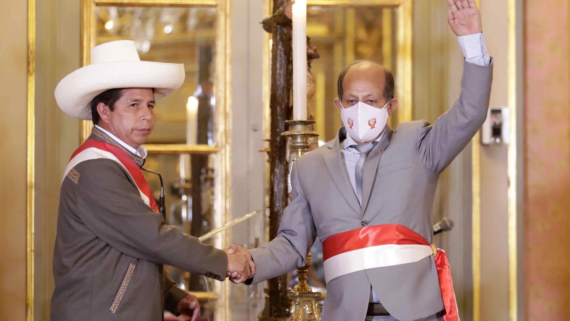 El presidente Pedro Castillo junto al primer ministro Héctor Valer
