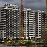Imagen de bloques de pisos nuevos en construccion.