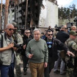 El secretario general de la ONU, António Guterres (c), en su visita a la ciudad de Borodianka, cerca de Kyiv