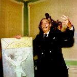 Salvador Dalí, junto a su obra recién apodada como "Lost wax"