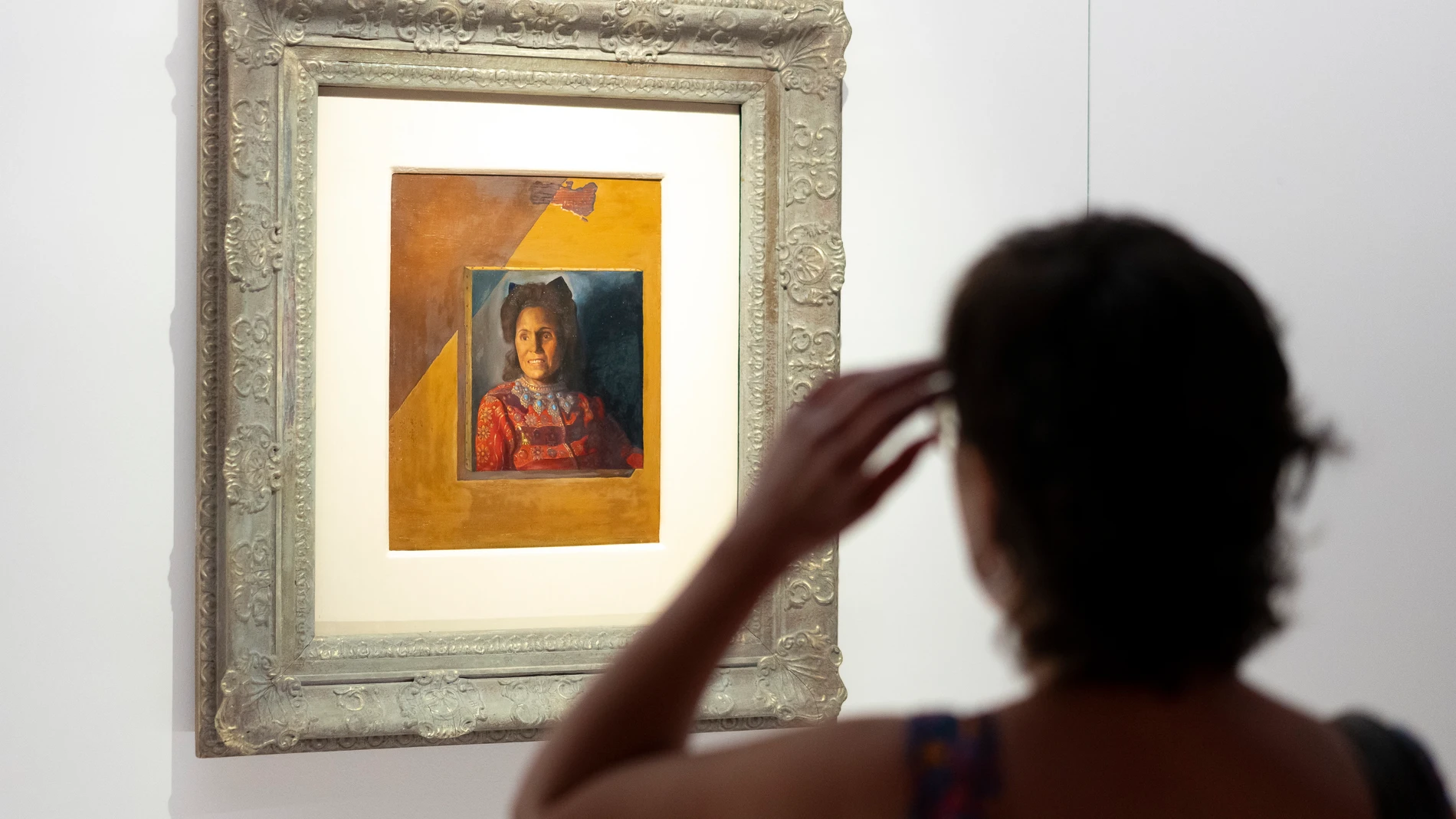 Una mujer recorre la exposición temporal que la Fundación Gala-Dalí ha presentado este jueves y que acogerá durante la temporada estival el Castillo de Gala en el núcleo de Púbol