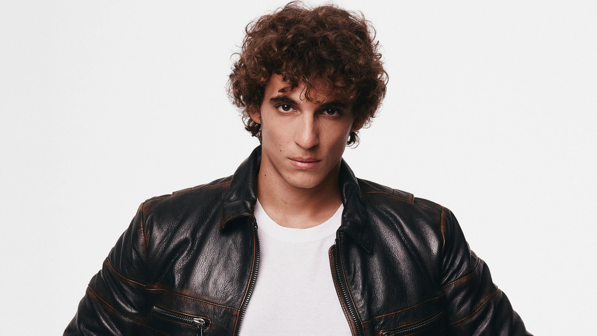 Miguel Herrán. Estilismo: Carlota Barrera. Maquillaje: Almudena Garbel.