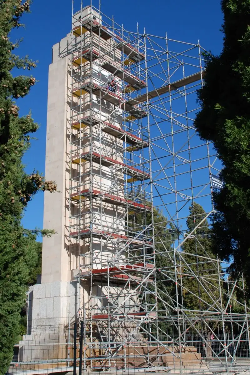 Obras para eliminar los elementos franquistas del monumento de Sa Feixina