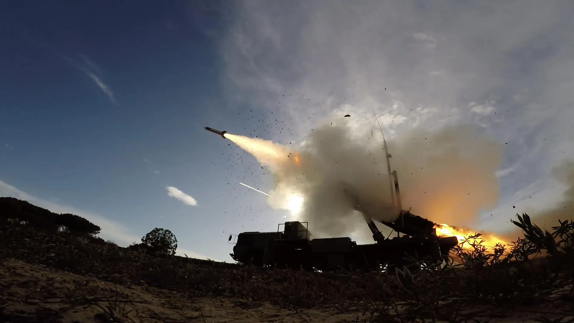 Lanzamiento de dos misiles desde sendas plataformas Patriot del Ejército español