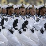 Soldados de la Armada del Ejército Popular de Liberación (EPL) de China marchan en formación durante un desfile para conmemorar el 70 aniversario de la fundación de China comunista en Pekín