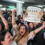 Empleados de la empresa Tragsatec celebran en sus oficinas, situadas en en el polígono industrial de Julián Camarillo, en el distrito de San Blas de Madrid, después de que el número que llevaban, el 45250, haya sido agraciado con el tercer premio de la Lotería de Navidad 2022