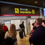 Ambiente en la sala de llegadas de la terminal 4 del Aeropuerto Madrid Barajas el día que el Gobierno ha anunciado que pedirá a los pasajeros procedentes de China un test negativo de Covid para entrar al pais.