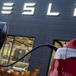 Un Tesla cargando junto a uno de los concesionarios de la marca en Alemania