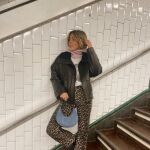 Anna Padilla con pantalones animal print de Mango