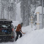 EEUU.- Más de 120.000 californianos se quedan sin electricidad durante una de las peores nevadas de los últimos años