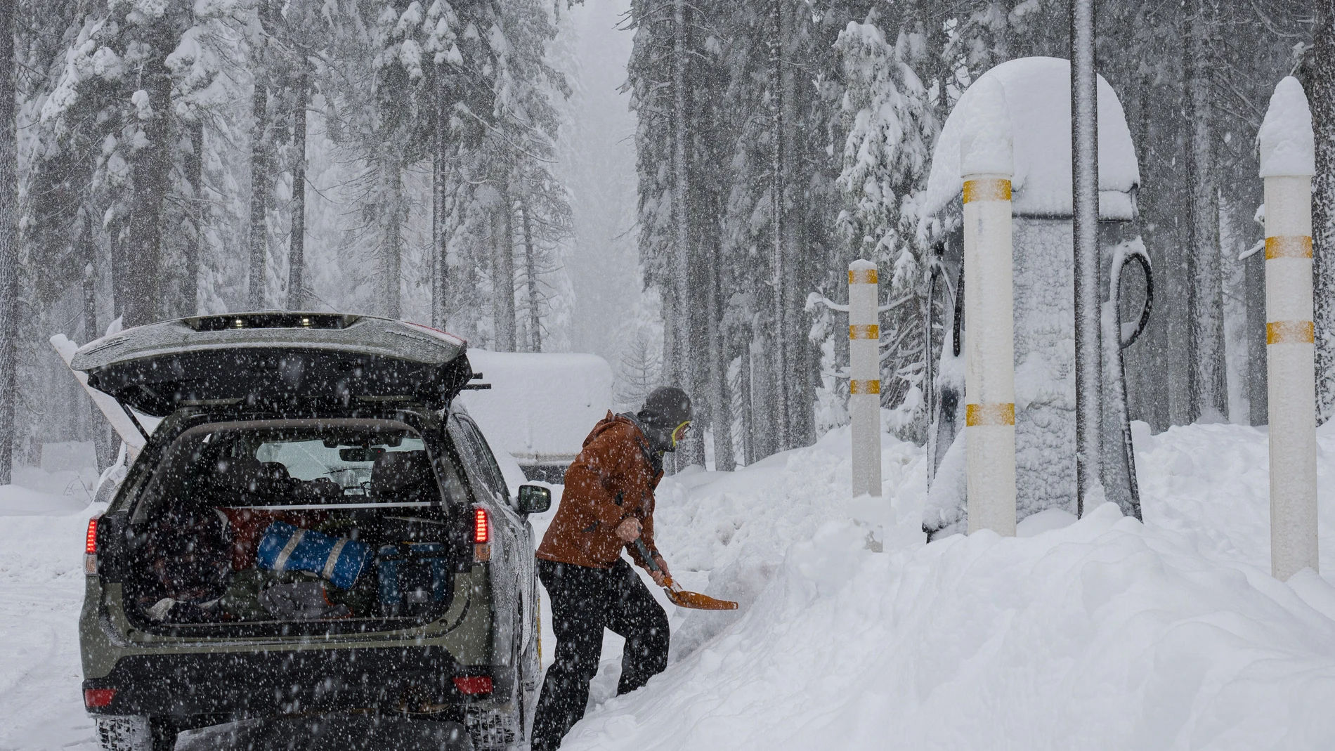 EEUU.- Más de 120.000 californianos se quedan sin electricidad durante una de las peores nevadas de los últimos años