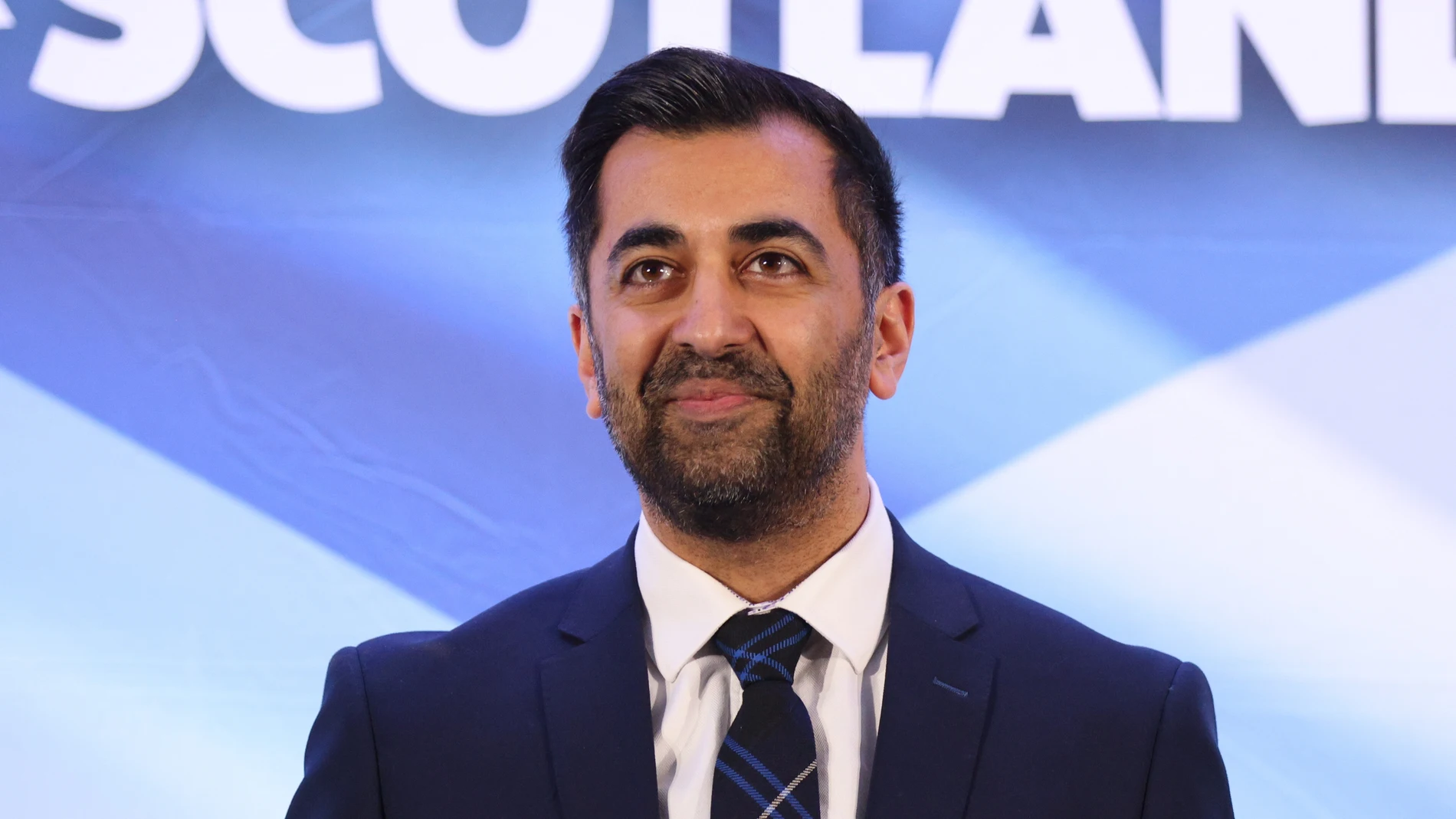 Edinburgh (United Kingdom), 27/03/2023.- The new leader of the Scottish National Party and former Health Secretary Humza Yousaf speaks after he is announced at Murrayfield Stadium in Edinburgh, Scotland, Britain 27 March 2023. The result follows a five-week contest after the former leader and First Minister Nicola Sturgeon stood down. There will be a vote in Holyrood parliament on 28 March to select the next first minister. (Reino Unido, Estados Unidos, Edimburgo) EFE/EPA/ROBERT PERRY