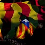 BARCELONA, 19/01/2023.- Manifestación convocada por el independentismo, en una movilización unitaria frente al Museo Nacional de Arte de Cataluña contra la cumbre hispanofrancesa este jueves en Barcelona. 