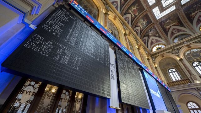 Varios paneles del Ibex 35 en el Palacio de la Bolsa, en Madrid. 