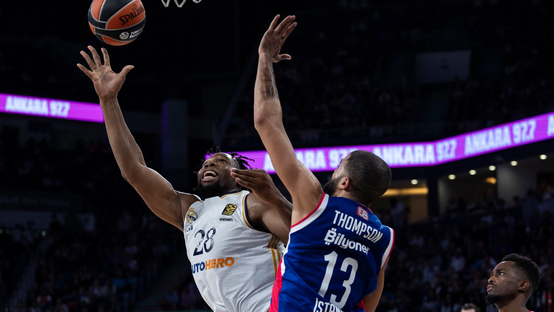 Yabusele fue imparable para la defensa del Anadolu Efes